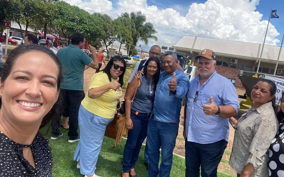 Elaine antunes junto com famílias da agricultura familiar