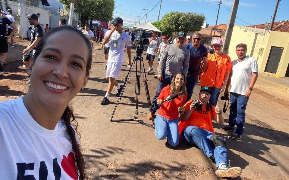 Elaine Antunes participando da corrida de Tangará, junto com outros corredores